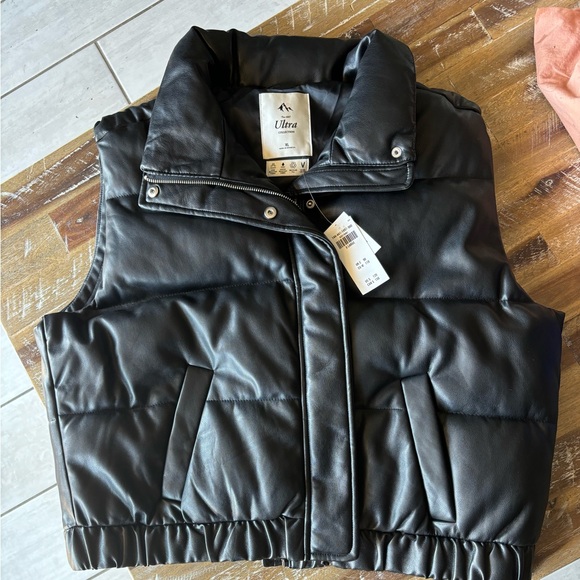 Abercrombie & Fitch Jackets & Blazers - ❄️ Abercrombie & Fitch Vegan Leather Puffer Vest ❄️ 🔖NWT🔖